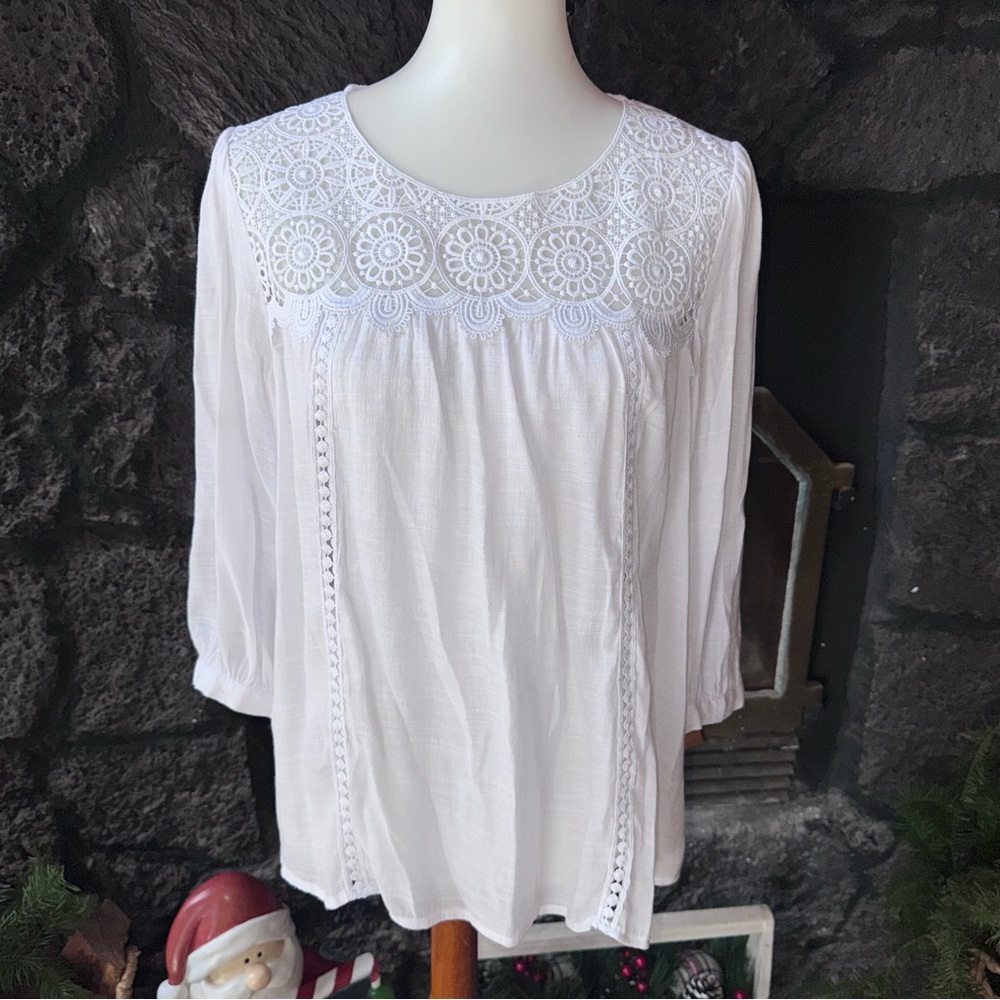Fig and Flower Size Small White Lace Detail Women's Top blouse shirt